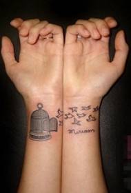 svart linje på flickans handled Skissa kreativ bur och fågel tatuering bild