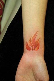 αδελφή καρπό Ένα όμορφα χρωματισμένο μοτίβο τατουάζ φλόγας
