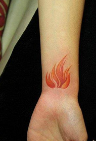 polso sorella Un modello di tatuaggio fiamma splendidamente colorato