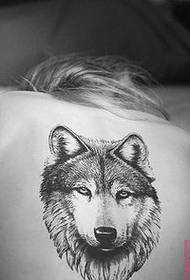 terug zwart-witte sneeuw wolf hoofd tattoo patroon