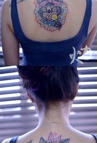 le ragazze mangiano un modello di tatuaggio gatto lecca-lecca sul retro