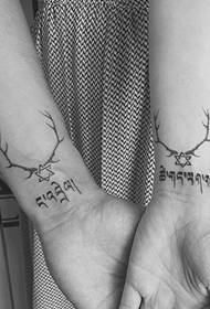 Corak tatu pasangan pergelangan tangan Sanskrit digabungkan dengan corak kecil