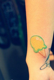 маленькая татуировка мороженого на запястье женщины