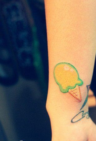 Foto de tatuaje de helado pequeño de muñeca de mujer