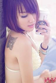 foto di bellezza sexy schiena tatuaggio simpatico gatto