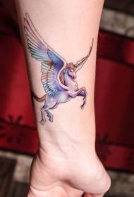 Rannefantaasia Pegasuksen monivärinen tatuointikuvio