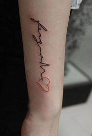 美しい文字と心電図のタトゥーを腕します。