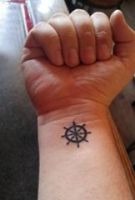 Meedchen Tattoo Handgelenk Meedche Handgelenk op schwaarze Rudder Tattoo Bild