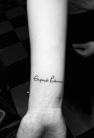 semplice tatuaggio del tatuaggio inglese low-key