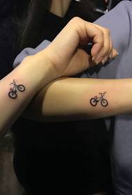 ручни креативни мали бицикл пар тетоважа узорак