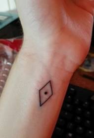 polso della ragazza tatuaggio elemento geometrico su foto tatuaggio diamante nero