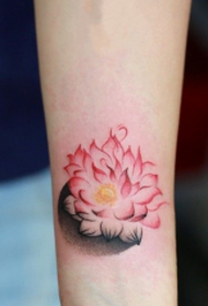 bello tatuaggio di lotus nantu à u polzu