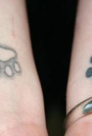 riešo juodos ir baltos spalvos gyvūno pėdsakų tatuiruotės modelis