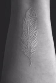 ຮູບແບບ tattoo wrist feather ສີຂາວທີ່ສວຍງາມ