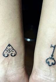 nekoliko slika na zglobu male svježe par tetovaža