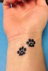 abụọ pusi ojii cat paw depires tattoo na nkwojiaka