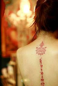 lotosowe siedzisko i klasyczny obraz tatuażu na plecach