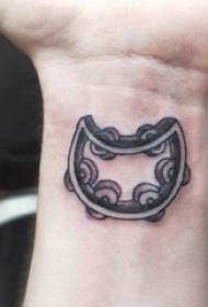 црно сива тетоважа мушки зглоб на слици црно сива тетоважа
