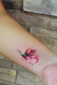 tato bunga kecil di pergelangan tangan