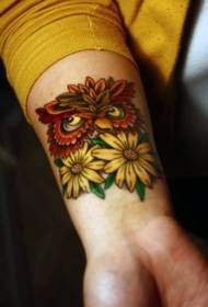 ručno žuto cvijeće i uzorak tetovaže sova