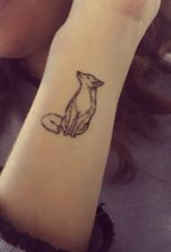 mažų gyvūnų tatuiruočių mergaitės riešas ant juodos lapės tatuiruotės paveikslėlio