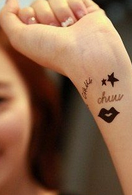žvaigždės ant riešo lūpų atspaudų tatuiruotės modelio