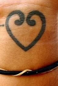 modello tatuaggio totem amore polso nero