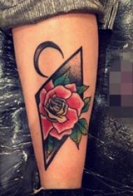 dicat mawar misterius di gambar tato pergelangan tangan Bunga