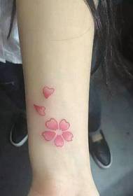 작은 신선하고 아름다운 손목 꽃잎 문신 문신