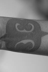 modello tatuaggio polso grande fiore nero