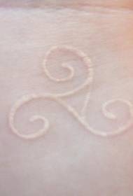 immagine tatuaggio polso totem inchiostro bianco