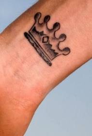 litet krona tatuering mönster på handleden