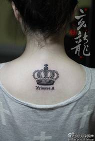 cailín coróin tattoo dubh agus bán le faisean fíorálainn ar chúl