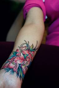 svaiga lilija Arm tetovējums