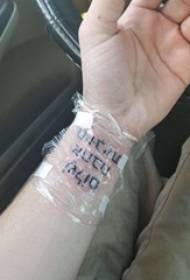 immagine del tatuaggio del corpo del fiore del polso della ragazza del tatuaggio inglese del corpo del fiore
