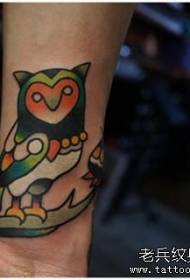 modello di tatuaggio del polso gufo vecchia scuola fumetto