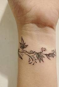 tatuazh i vogël me lule të freskëta me lule në dore