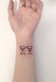 ultra-enkel uppsättning av små tatueringsdesigner på handleden