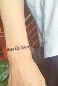 tatuaggio inglese semplice e chiaro sul polso