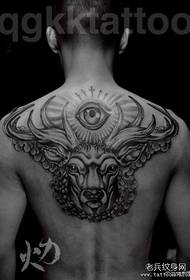 miehen viileä puolittaiset selkäpeurot tatuointikuvio