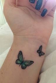 Gadis pergelangan tangan dua pola tato kupu-kupu kecil