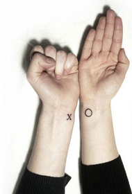 Tatuatge de cercle OX als dos canells