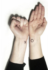Tatuaggio OX circle su entrambi i polsi