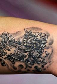 Plaukstas locītavas tradicionālais vienradzis tetovējums