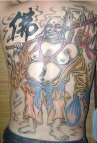 L'immagine dei tatuaggi religiosi sulla schiena dei ragazzi