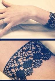 elegante motivo a tatuaggio da polso in pizzo con linea nera