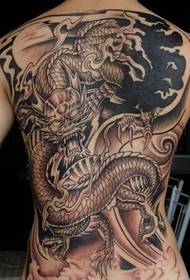 Ang mga batang lalaki nagbalik sa klasiko nga itom ug puti nga domineering nga dagway sa tattoo sa dragon