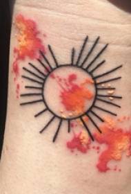 nina pintada a la imatge de tatuatge de sol de línia simple geomètrica