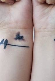 Kiuno cha msichana juu ya tattoo ya hisia ya ndege