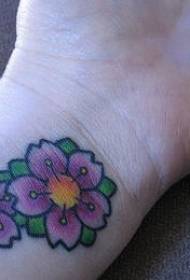 手腕彩色两朵花纹身图案